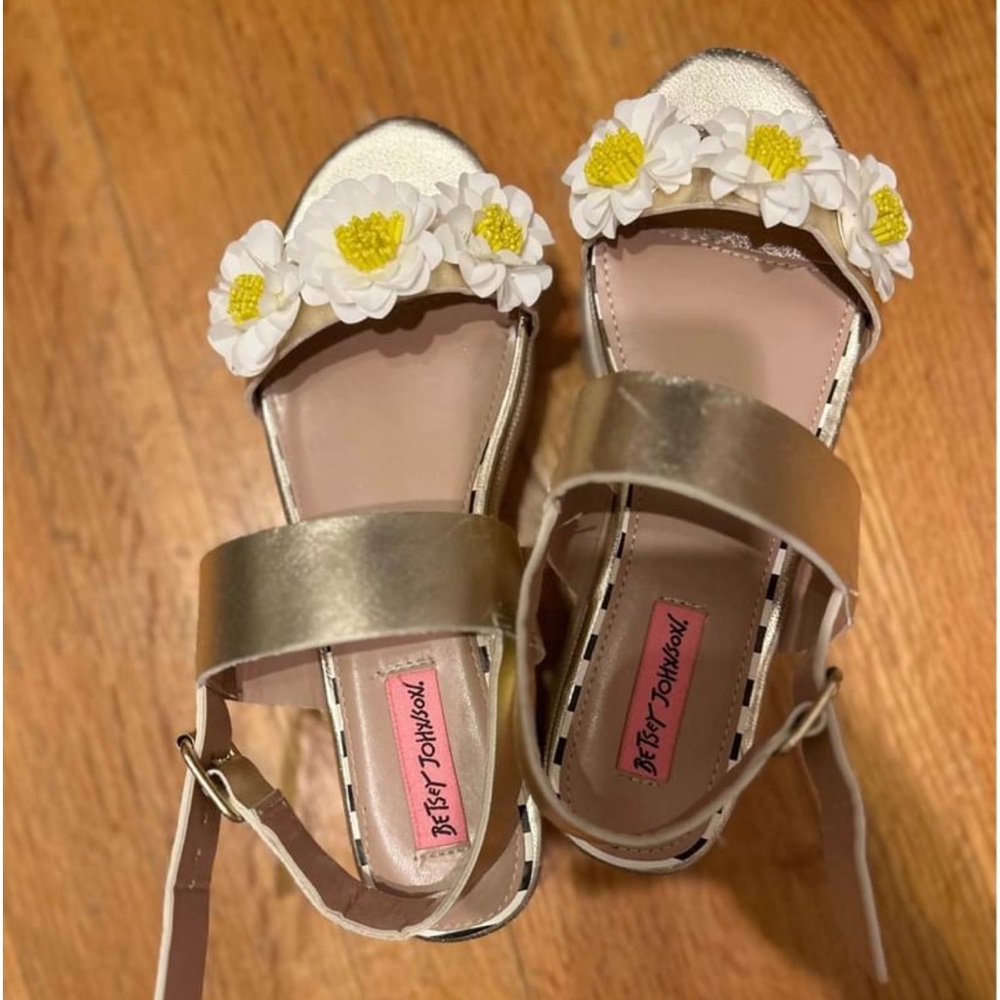 Betsey Johnson Daisy Wedges